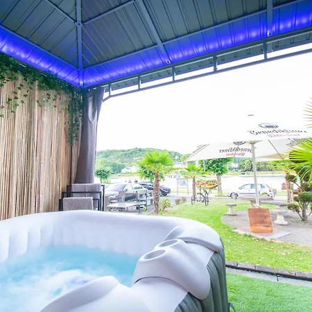 Wellness Am Rheinufer 公寓